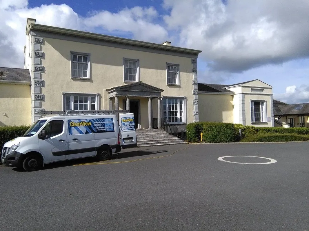 Clearview van outside a Georgian country house